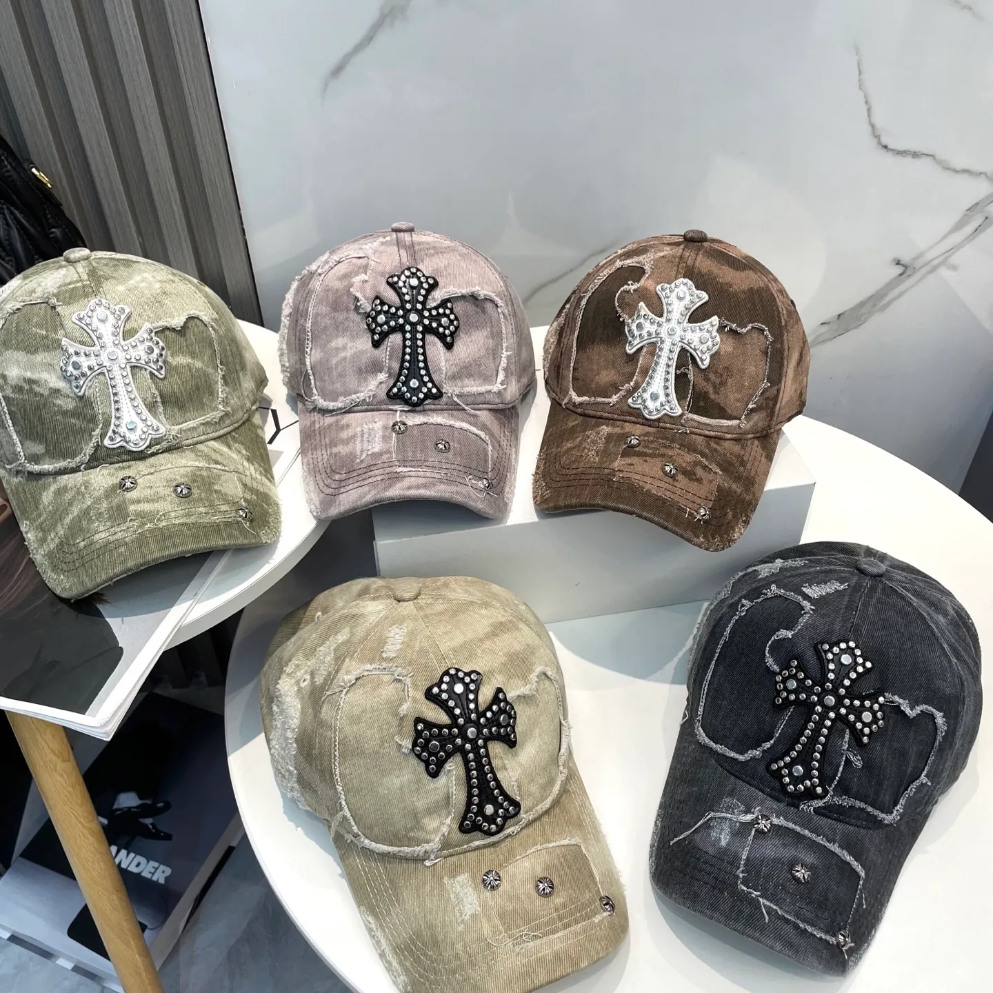 P76 Crow Heart 🆕🆕25 new baseball cap, stylish and classic cross logo, casual with a cool feeling, unisex style, same style for men and women! Very easy to match! Head circumference: 56-58cm is available